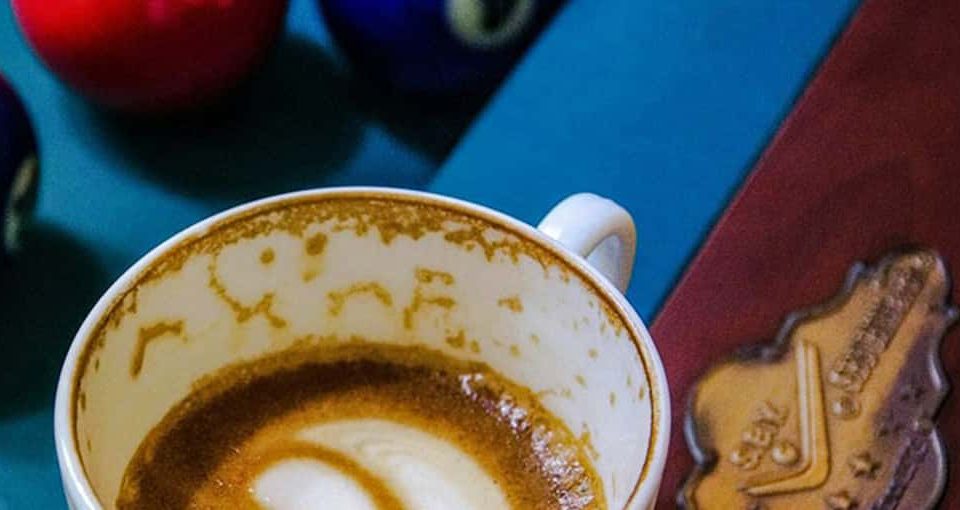 بیلیارد و قهوه در کافه بیلیارد مشهد